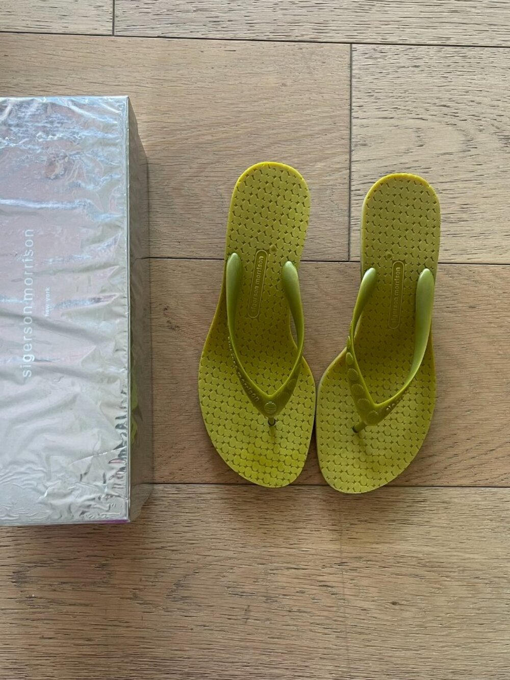 Sigerson Morrison Lime Green Thong Sandals - Size 9, - Picture 4 of 5